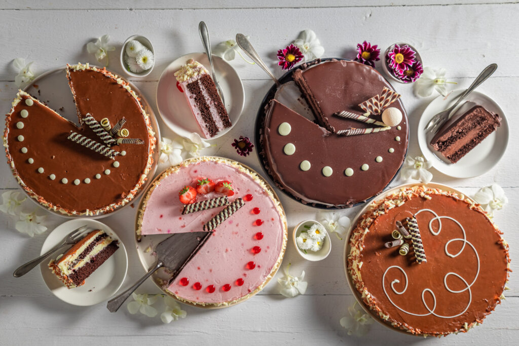 Boulangerie Patisserie Flavor's présente un assortiment de gâteaux sur une table décorée